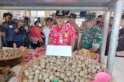 Bupati Semarang Pantau Harga Kepokmas di Pasar Projo Ambarawa