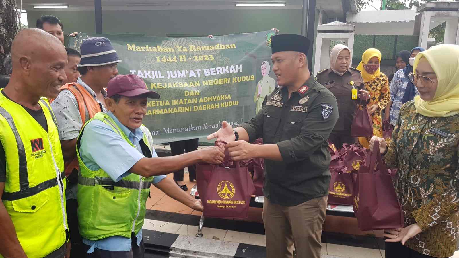 Kejari Kudus Bagikan 100 Paket Takjil