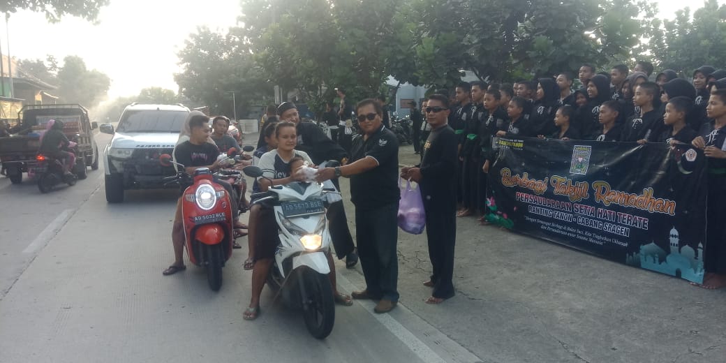 Ajarkan Pendidikan Karakter Siswa, PSHT Ranting Tanon Bagikan Ratusan Ta’jil