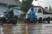 Luapan Sungai Dawung Terjang Ruas Jalan Nasional dan Pemukiman Warga