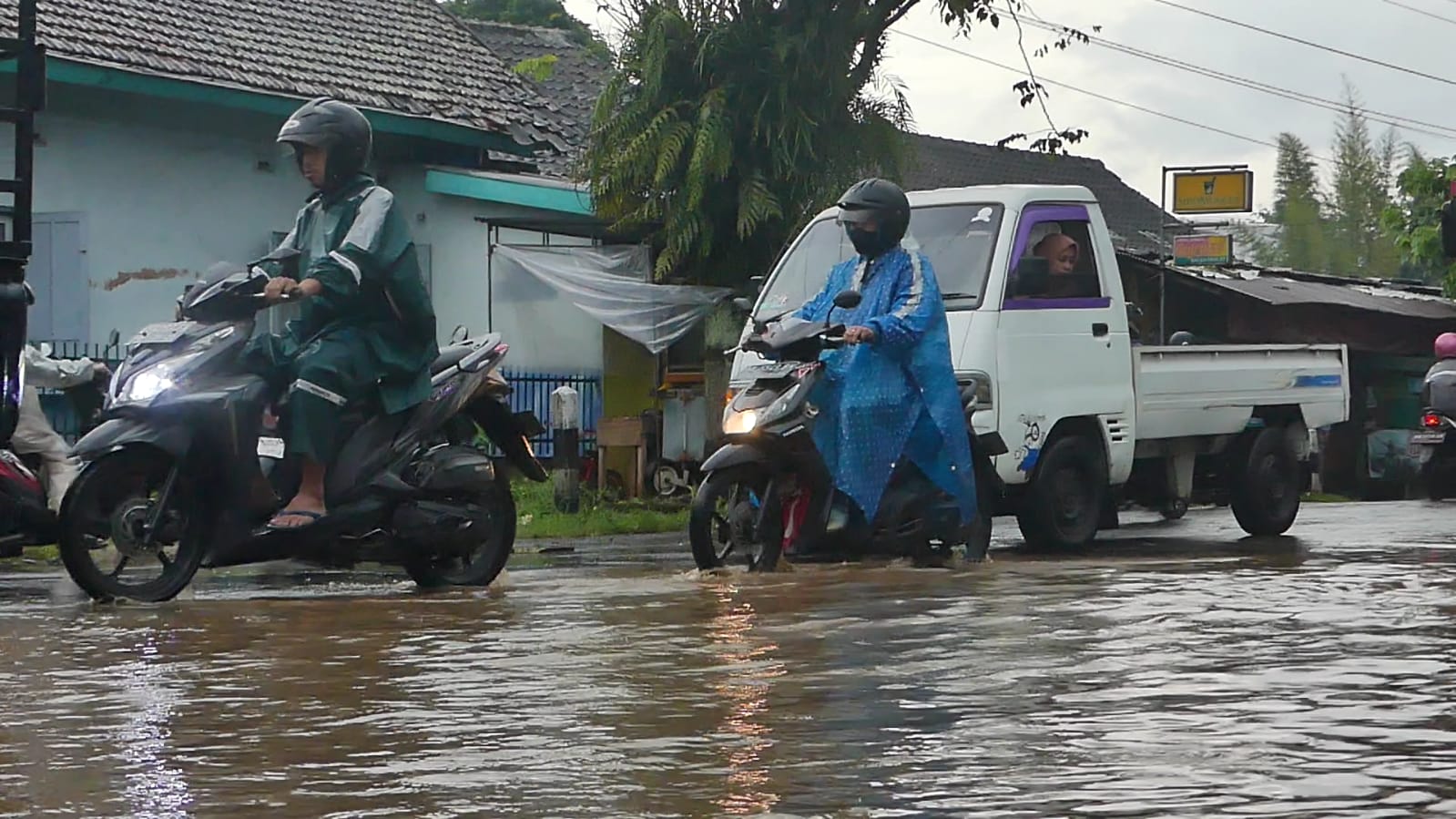 Luapan Sungai Dawung Terjang Ruas Jalan Nasional dan Pemukiman Warga