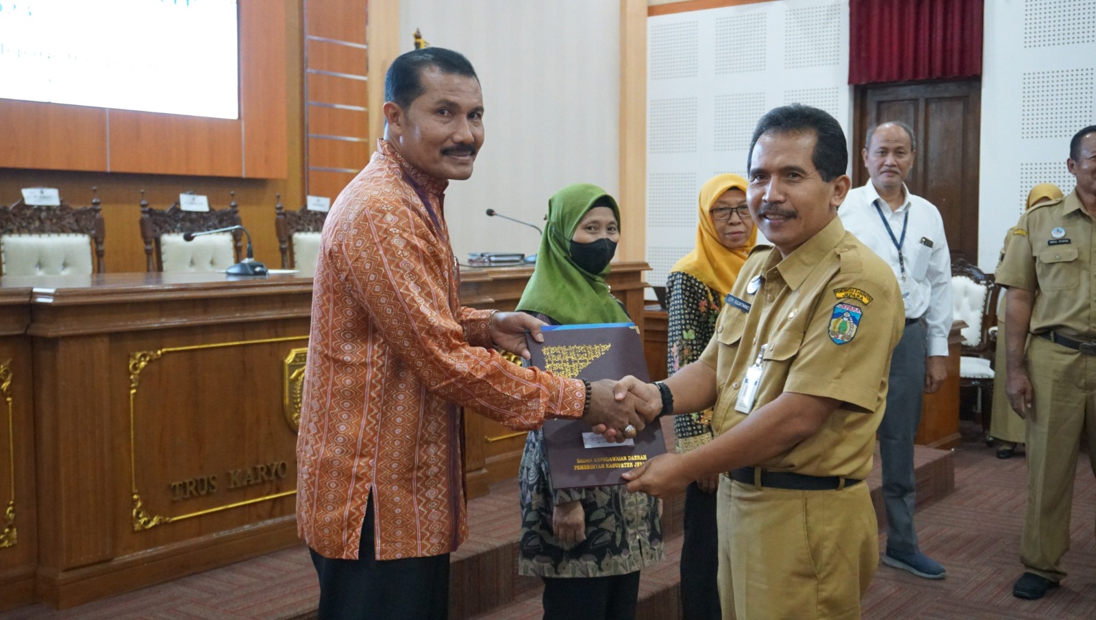 Serahkan SK Pensiun, Sekda Edy : Waspadai Penipuan Berkedok Bisnis Online