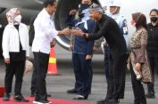 Senyum Jokowi saat Dijemput Ganjar Pakai Baju Samin