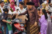 Berkah Ramadan, Penjabat Bupati Jepara Bagikan Takjil Kepada Masyarakat