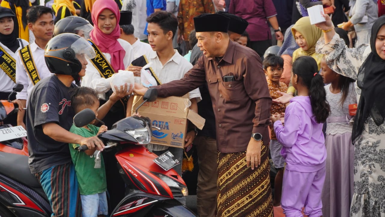 Berkah Ramadan, Penjabat Bupati Jepara Bagikan Takjil Kepada Masyarakat