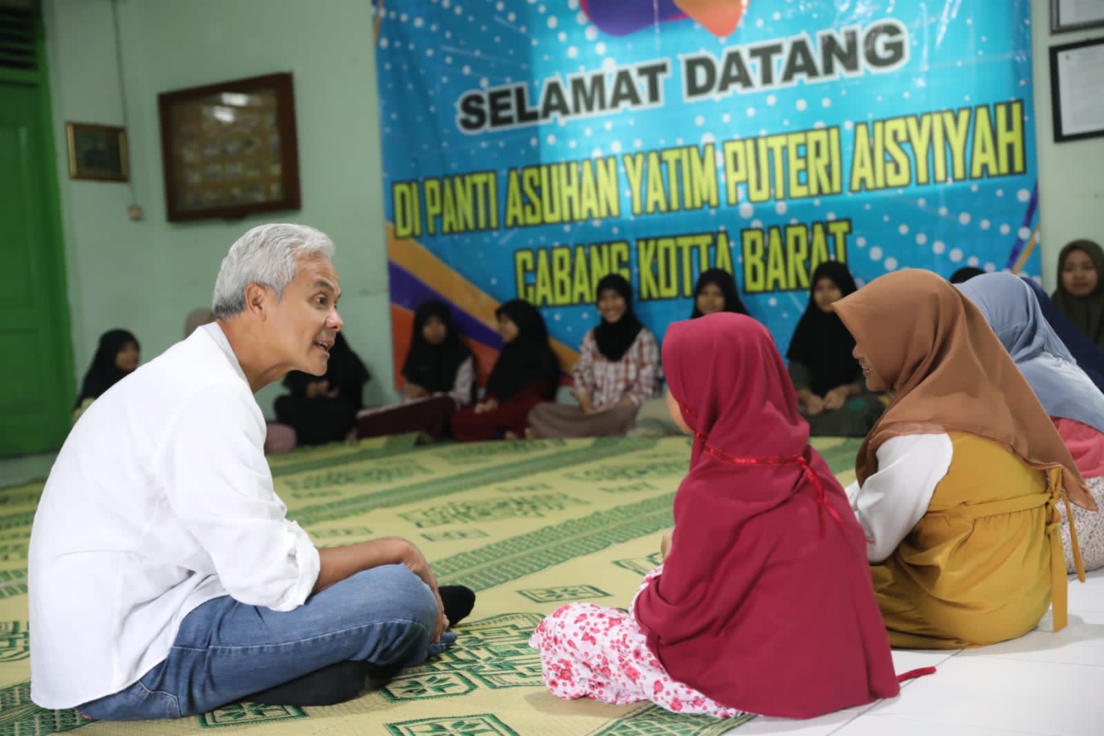 Bahagianya Mala, Dapat Laptop Usai Nyanyi di Depan Ganjar