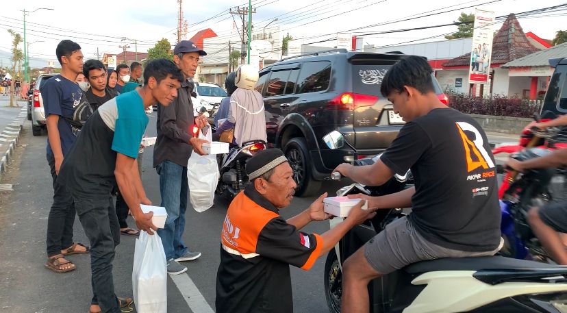 Sosialisasikan Perda 7 Tahun 2019, Komunitas Motor Difabel Jepara Bagikan Takjil