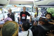 Lepas Pemudik Jateng di Bandung, Ganjar Ditemani Ridwan Kamil