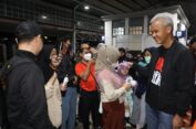 Ganjar Lepas Ratusan Pemudik Jateng Via Kereta