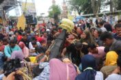 Ribuan Kupat Lepet Jadi Rebutan Warga Jepara di Pesta Lomban