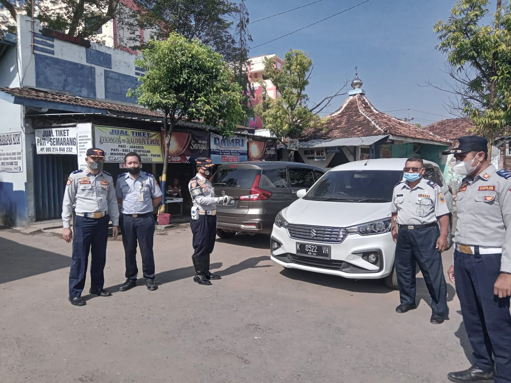 Dishub Pati Himbau Truk Tak Bongkar Muat di Trotoar