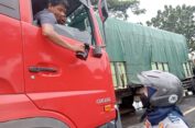 Aksi Peduli, Petugas Dishub Pati Bagikan Nasi Bungkus ke Sopir Truk