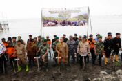 Sekda Jumani Tanam 2.000 Mangrove di Pantai Idola Dukuhseti