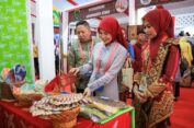Kunjungi Stand Jateng saat Expo di Medan, Ketua Dekranasda Lampung Selatan Borong Lurik dan Batik