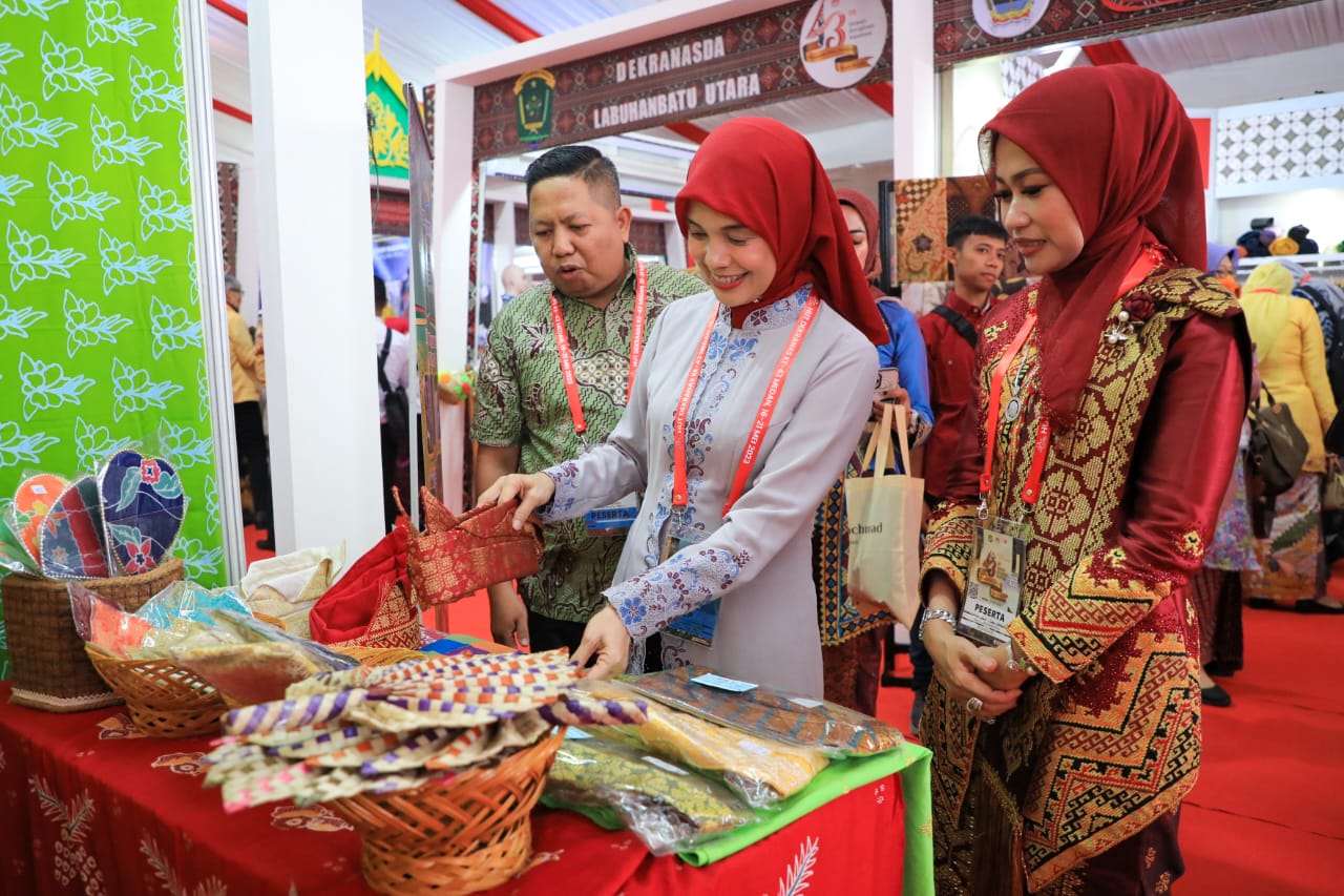 Kunjungi Stand Jateng saat Expo di Medan, Ketua Dekranasda Lampung Selatan Borong Lurik dan Batik