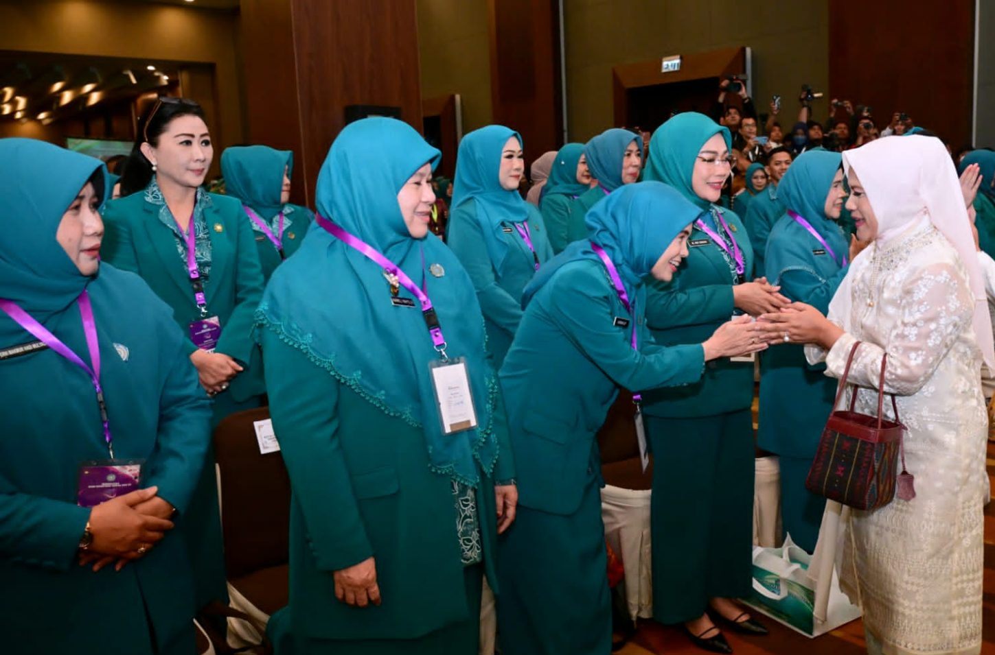 Temukan Kader PKK yang Mengabdi Sejak 1978, Iriana Jokowi : Kerjanya Melebihi PNS