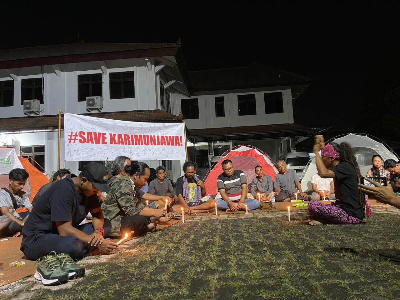 Kawal Ranperda RTRW, Warga Karimunjawa Kemah di Halaman Kantor DPRD Jepara