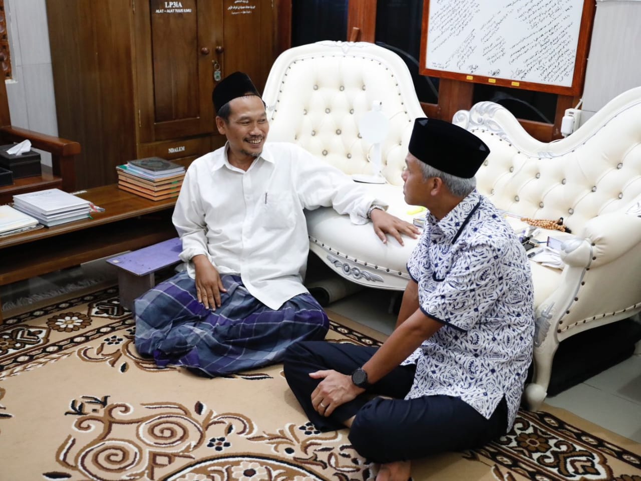 Usai Sowan Gus Mus, Ganjar Lanjut Syawalan ke Gus Baha; Ikut Nyantri Sebentar