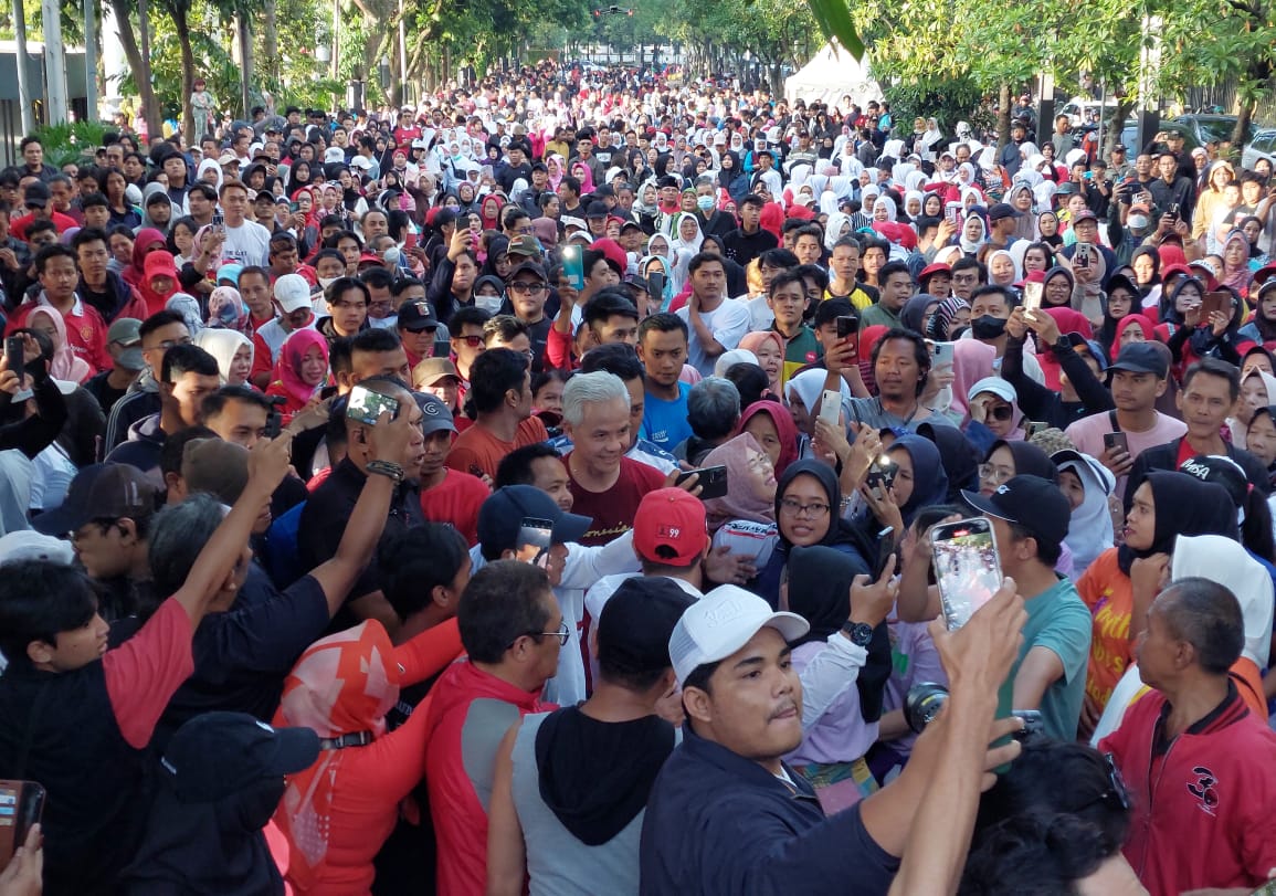 Warga Bandung Antusias Sambut Ganjar, Jogging dan Senam Bersama