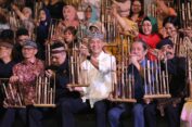 Makan Seblak dan Main Angklung, Ganjar; Raos Pisan Euy