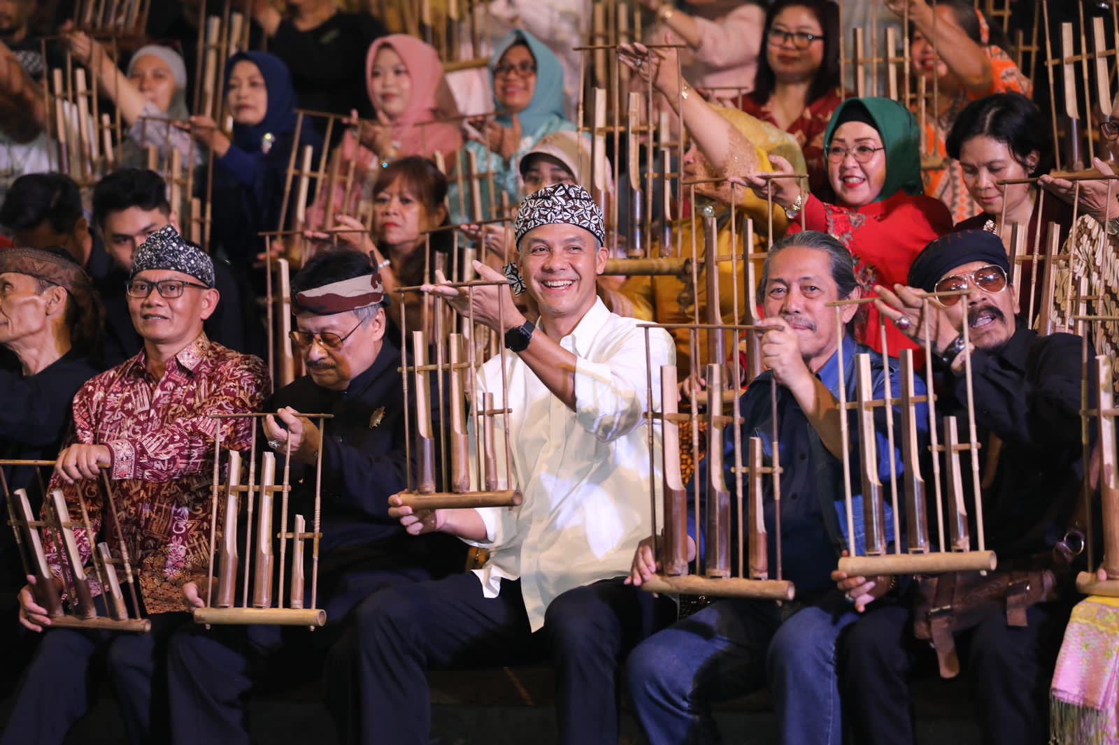 Makan Seblak dan Main Angklung, Ganjar; Raos Pisan Euy