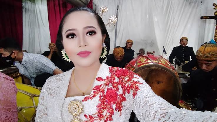 Dibalik Kesuksesan Sinden Rini Epeledut, Ternyata Banyak Suka dan Duka