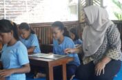 Tingkatkan Minat Baca, Sutiamah Lakukan Ini
