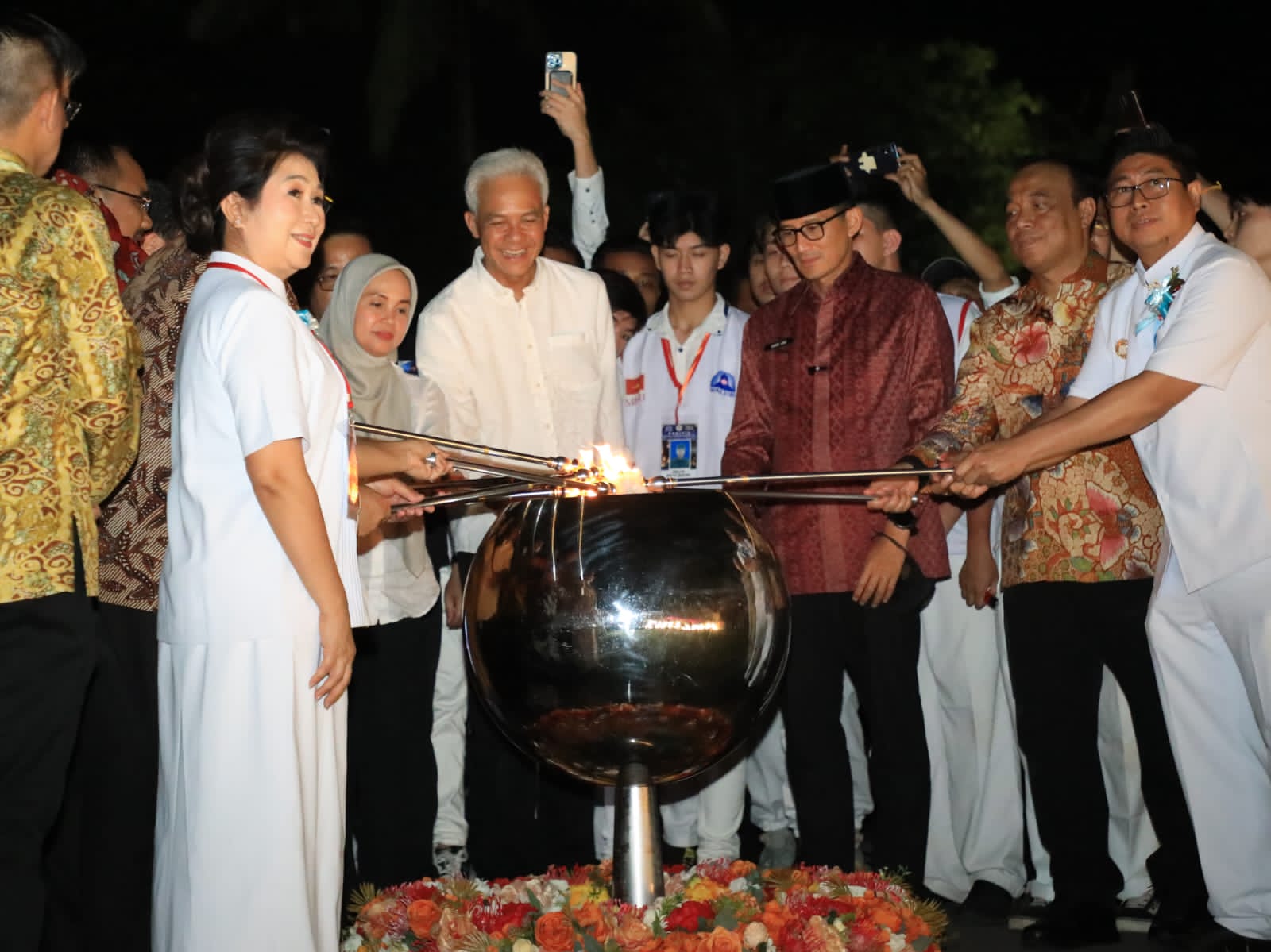 Ribuan Lampion Hiasi Langit Borobudur, Ganjar; Umat Buddha Sukacita, Kita Bahagia