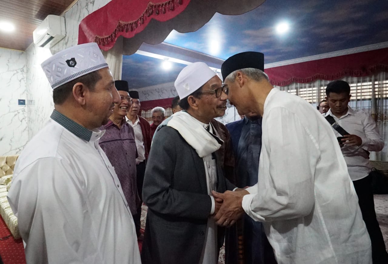 Doa dan Ulos Raja dari Tokoh NU Sumatra Utara Abuya Ali Akbar Marbun untuk Ganjar