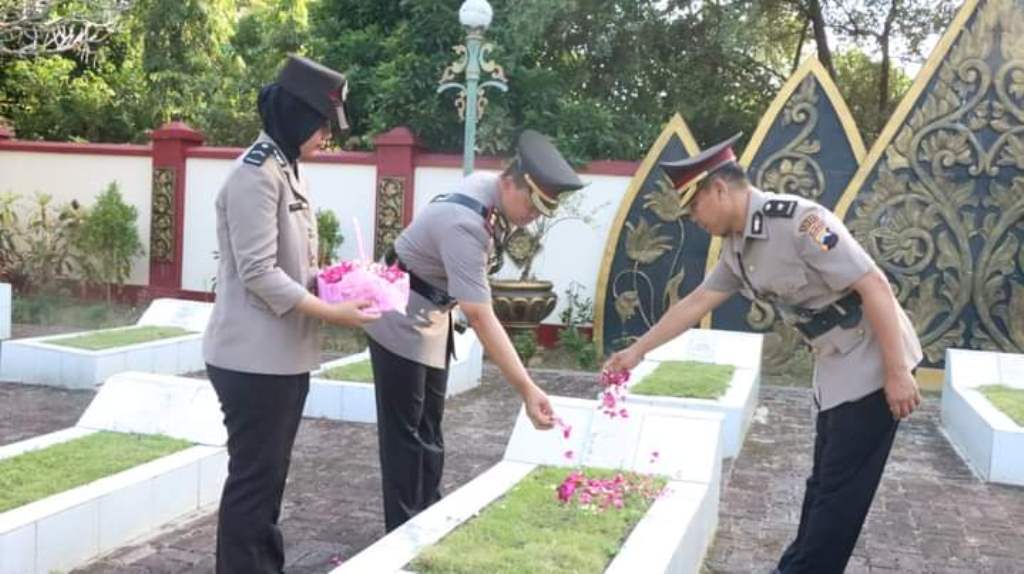 Hormati Para Pahlawan, Kapolres Jepara Ziarah dan Tabur Bunga di TMP Giri Dharma