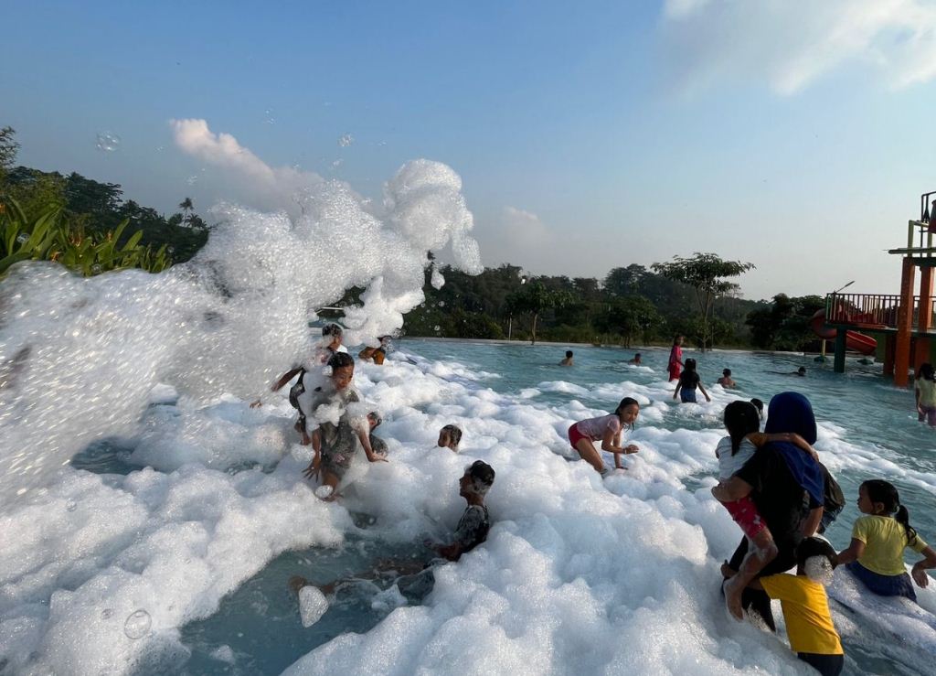 Libur Panjang, Yuk Cobain Wahana Mandi Busa Berasa Salju di Hinggil Waterpark Jepara