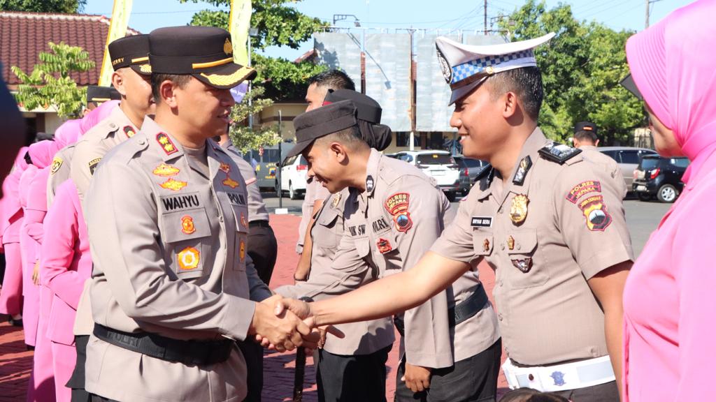 Upacara Kenaikan Pangkat, Kapolres Jepara Beri Penghargaan Kepada Personel Berprestasi