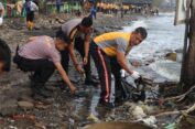Ratusan Personel Polres Batang Punguti Sampah di Pantai Sigandu