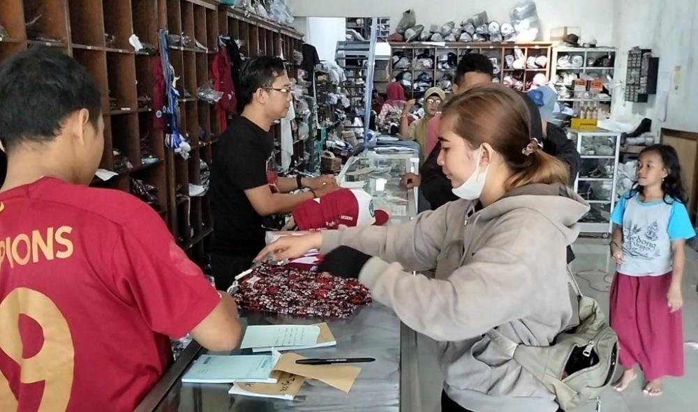 Tahun Ajaran Baru, Pedagang Seragam Sekolah Panen Rezeki