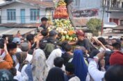 Merti Desa Bawang, 8 Gunungan Hasil Bumi dan 260 Tumpeng Diarak Warga