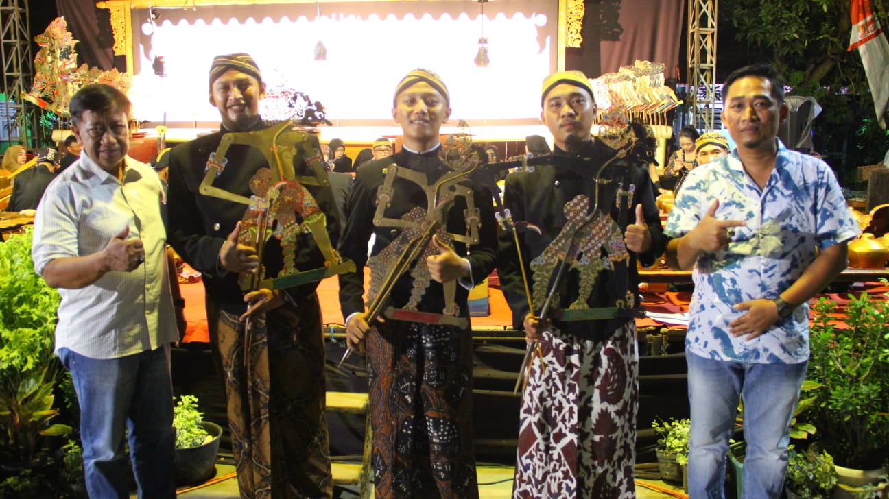 Pertunjukan Wayang Kulit Tiga Dalang Alumni Meriahkan Puncak Dies Natalis SMP N 2 Tayu