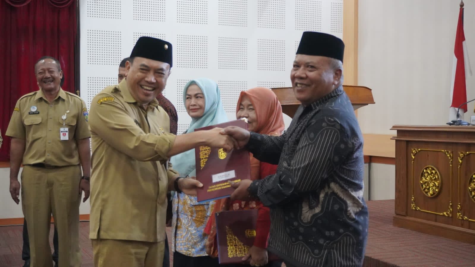 Pj Bupati Jepara Serahkan 41 SK Pensiun ASN Purna Tugas