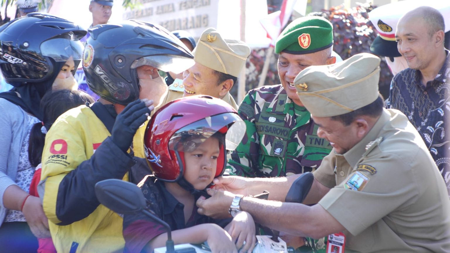 Usai Apel Operasi Patuh Candi 2023, Pemkab Semarang Bagikan Helm ke Pengendara