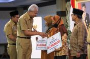 Ganjar Serahkan Bantuan Modal Usaha Produktif kepada 741 Warga Miskin