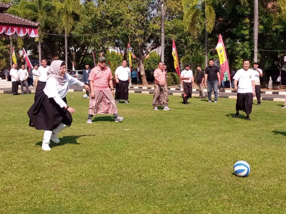 Lomba Sepak Bola Sarung, Pj Bupati Batang: Seru dan Susah Nendangnya