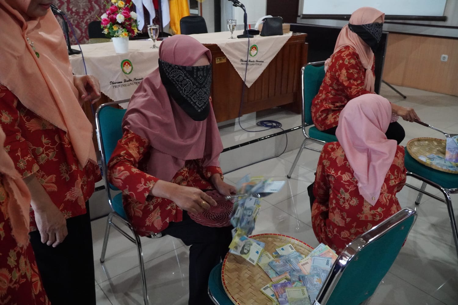 Seru! Anggota DWP Kominfo Jateng Serok Uang dan Adu Cepat Nyunggi Tampah