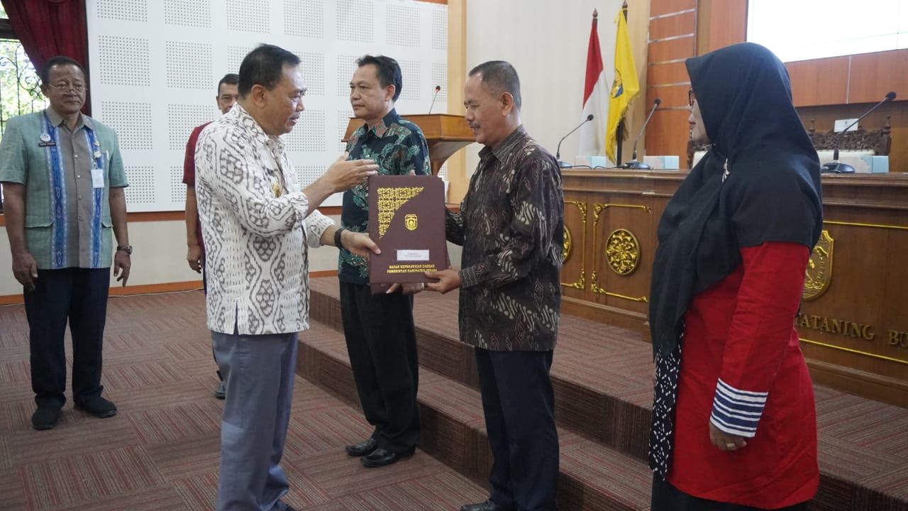 Serahkan SK Pensiun, Pj Bupati: Teruskan Pengabdian