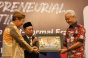 Ganjar Terima Penghargaan Gubernur Punakawan dari MarkPlus Institute dan Unsoed