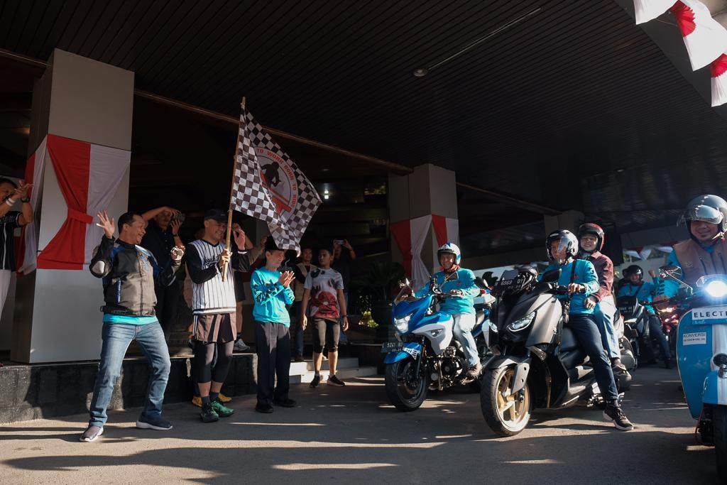 Lepas Rombongan Touring Gayeng, Ganjar Minta Peserta Beri Contoh Tertib Lalu Lintas