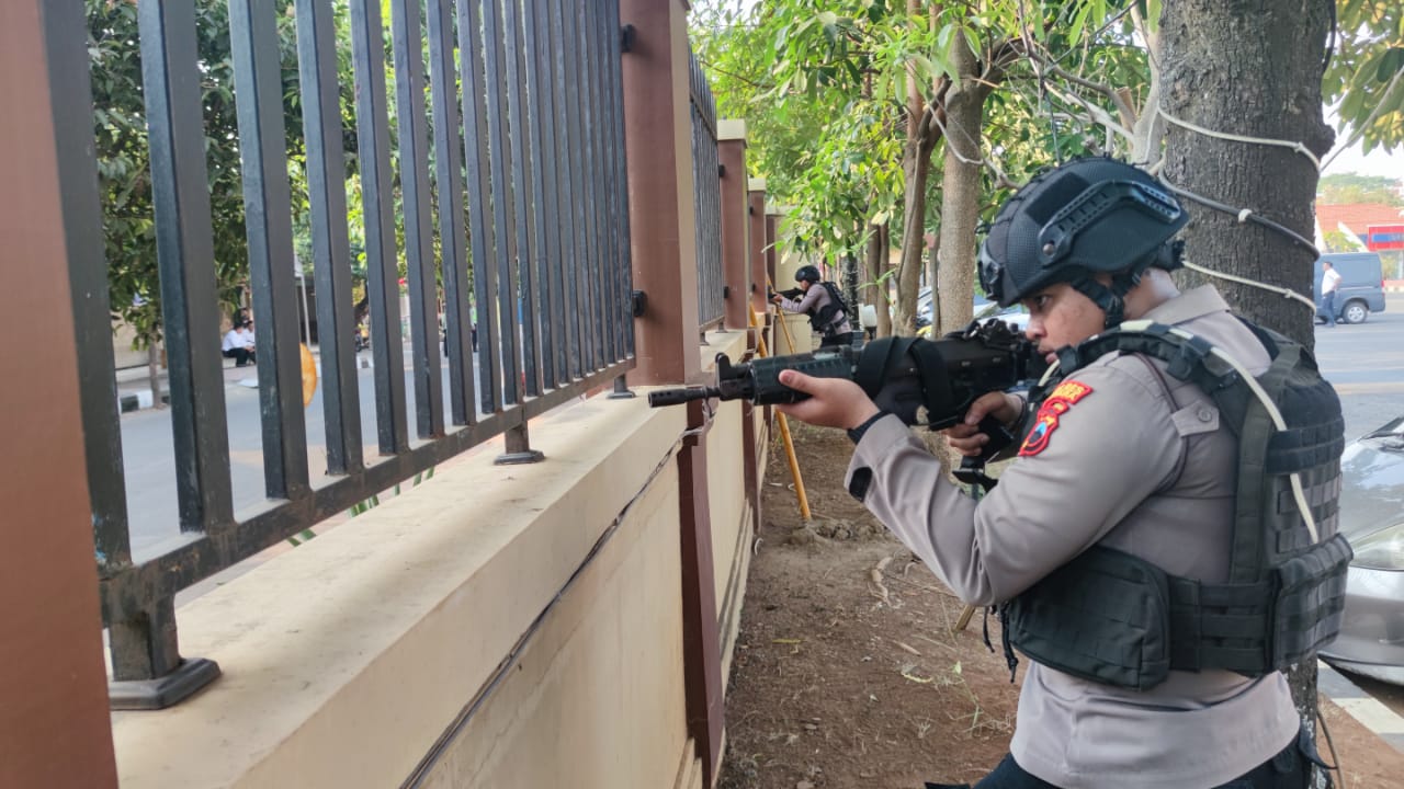 Tingkatkan Kesiapsiagaan, Polres Jepara Gelar Latihan Sispam Mako
