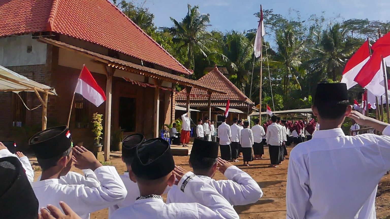 Pupuk Nasionalisme, Ratusan Santri Temanggung Gelar Upacara Bendera