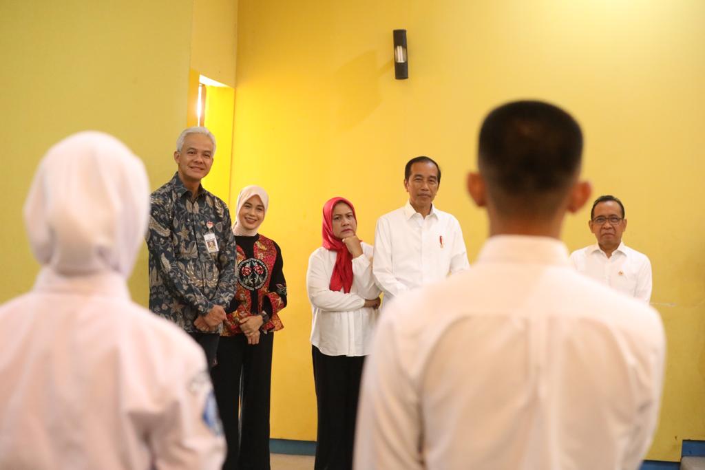 Bangganya Adelia dan Hilmi, Bisa Cerita soal Masa Depan Cerah Berkat SMKN Jateng di Hadapan Jokowi