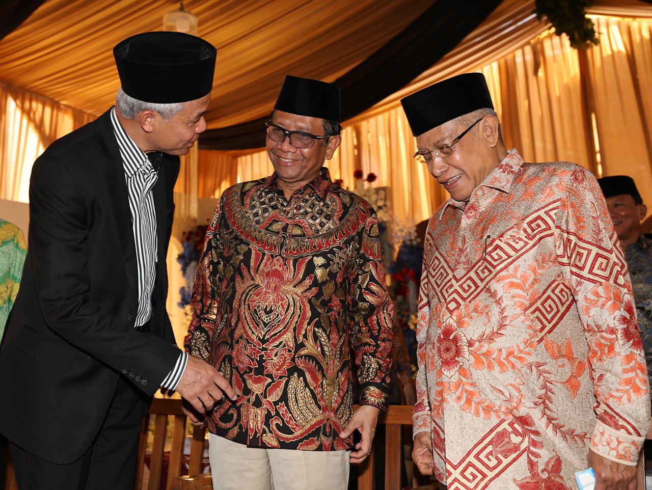 Moment Keakraban Ganjar dan Mahfud di Pernikahan Keluarga Kyai Said Aqil Siroj