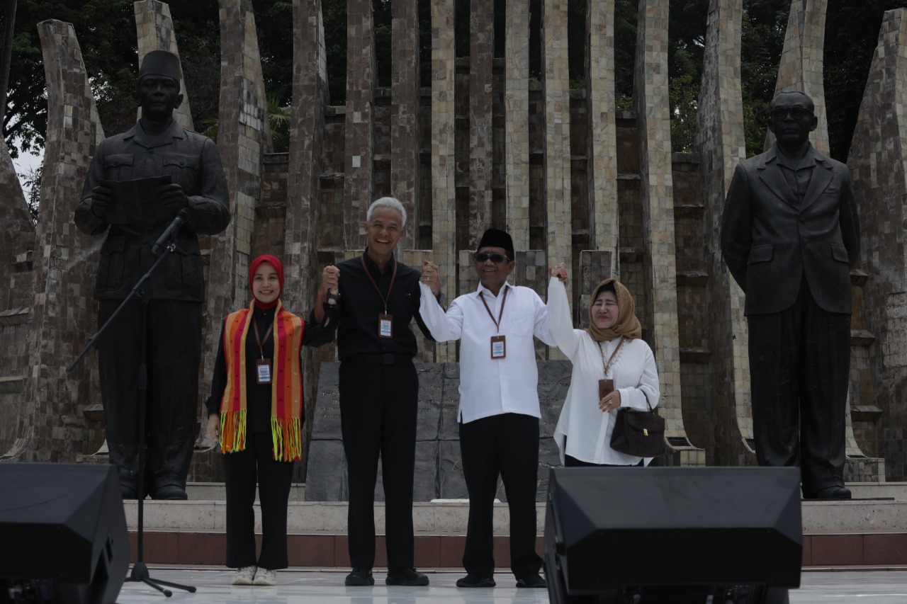 Cerita Kemeja Putih Mahfud MD yang Dikenakan saat Mendaftar ke KPU