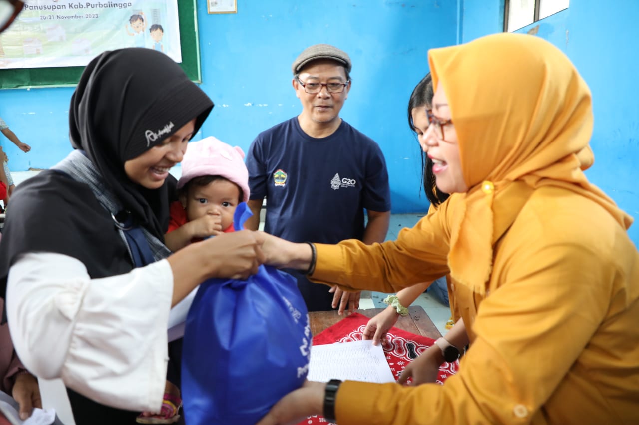 Diskominfo Jateng Gulirkan Ratusan Paket Sembako dan Makanan Tambahan Balita Stunting